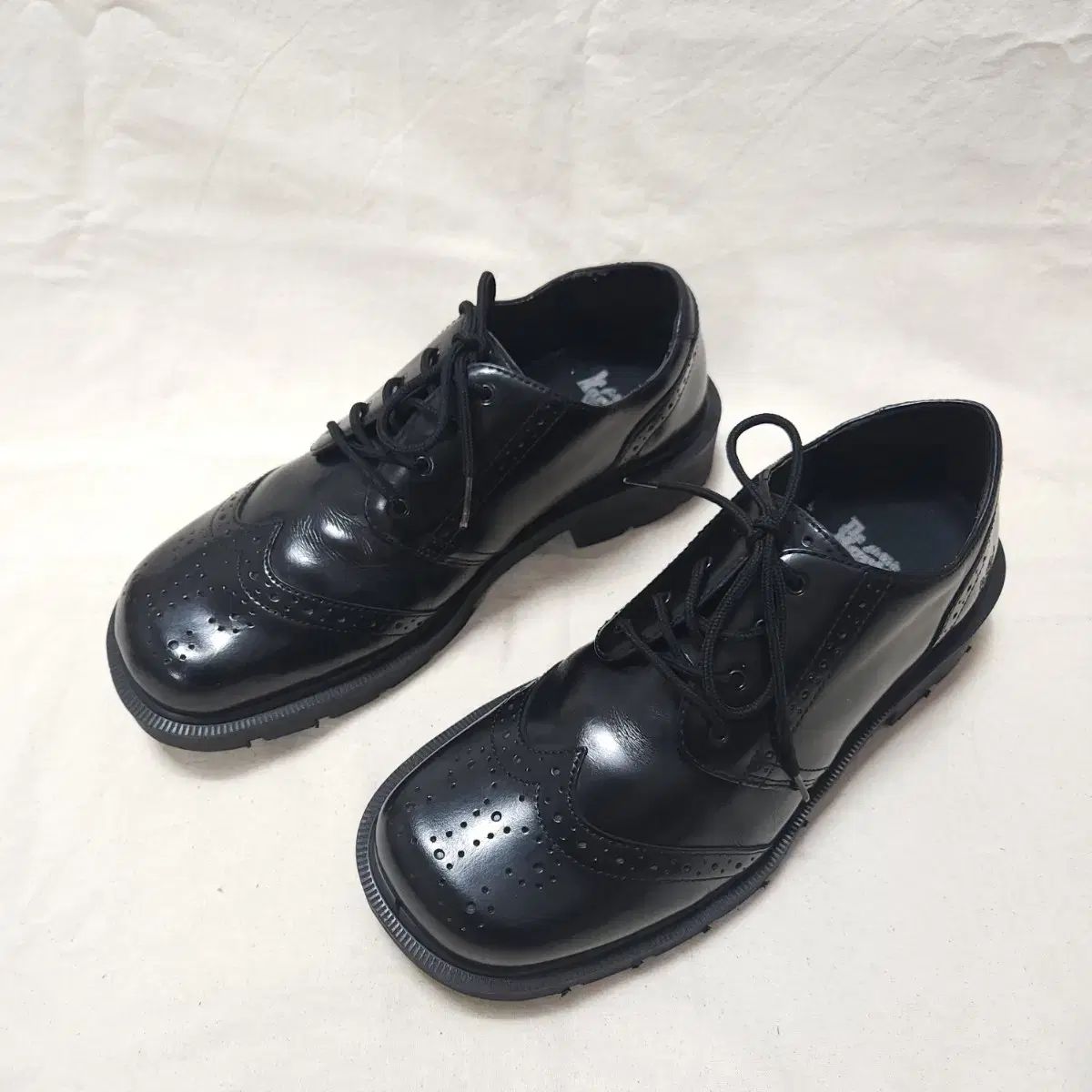 ビンテージ　スキンズ　ドクターマーチン 9UK DR. MARTENS(ドクターマーチン) ヴィンテージ 90s Brogue