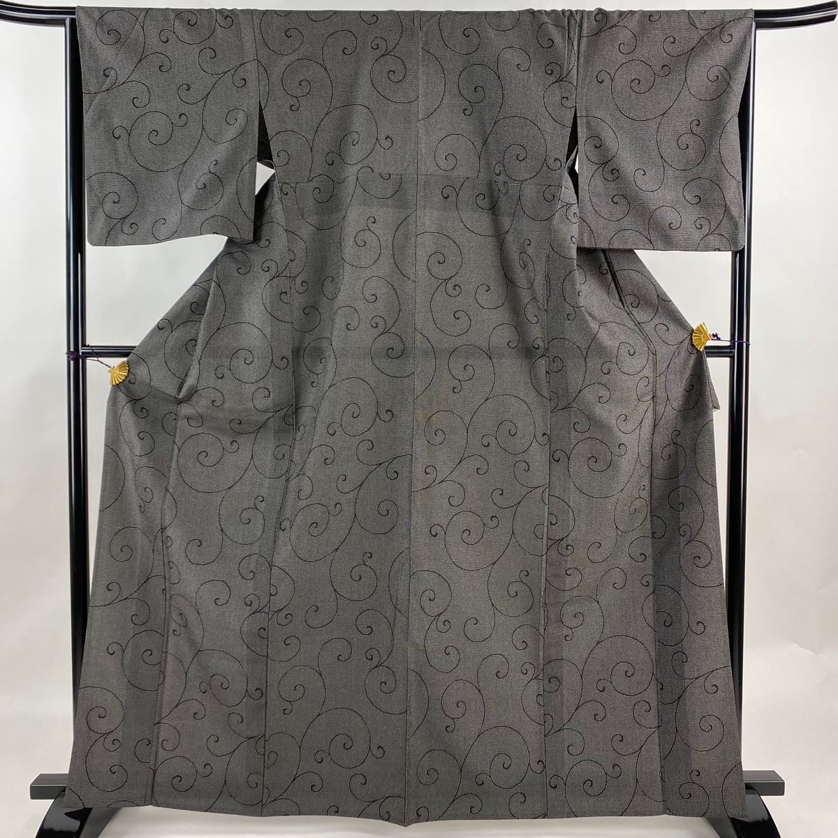紬 身丈164.5cm 裄丈65.5cm M 単衣 唐草 亀甲絣 墨色 正絹 秀品