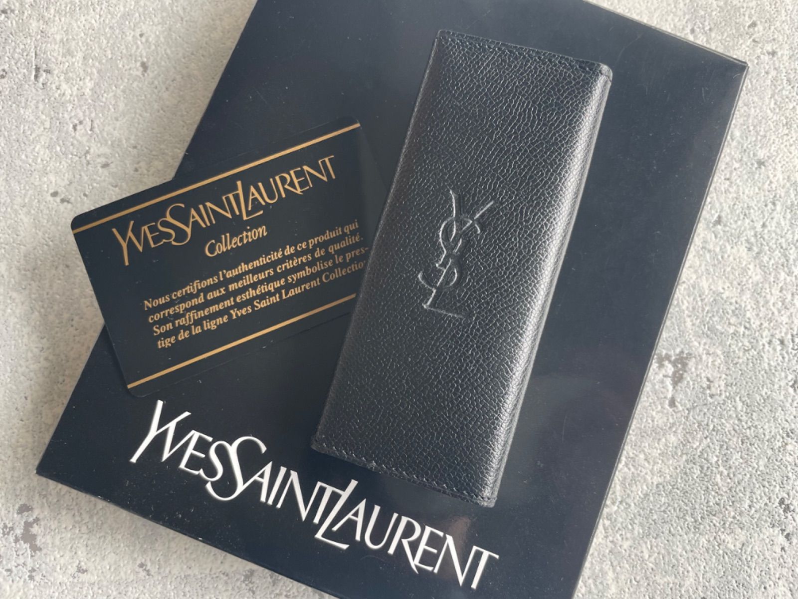 イブサンローラン　カサンドラロゴ型押し 三角プレート キーケース　ブラック Yves Saint Laurent カサンドラロゴ型押し 三角プレートキー