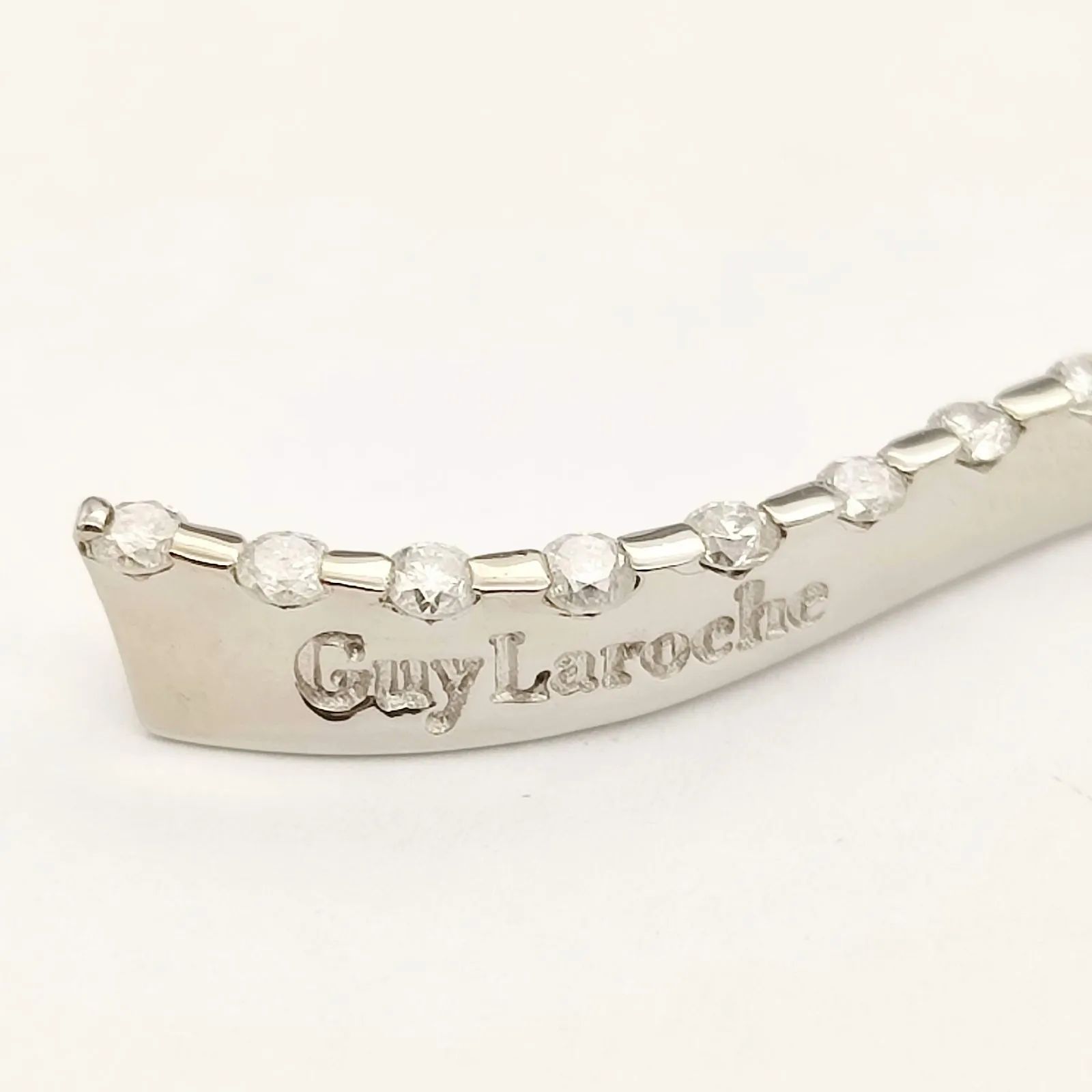 Guy Laroche シルバーネックレス クリスタル付き Guy Laroche シルバーネックレス クリスタル付き