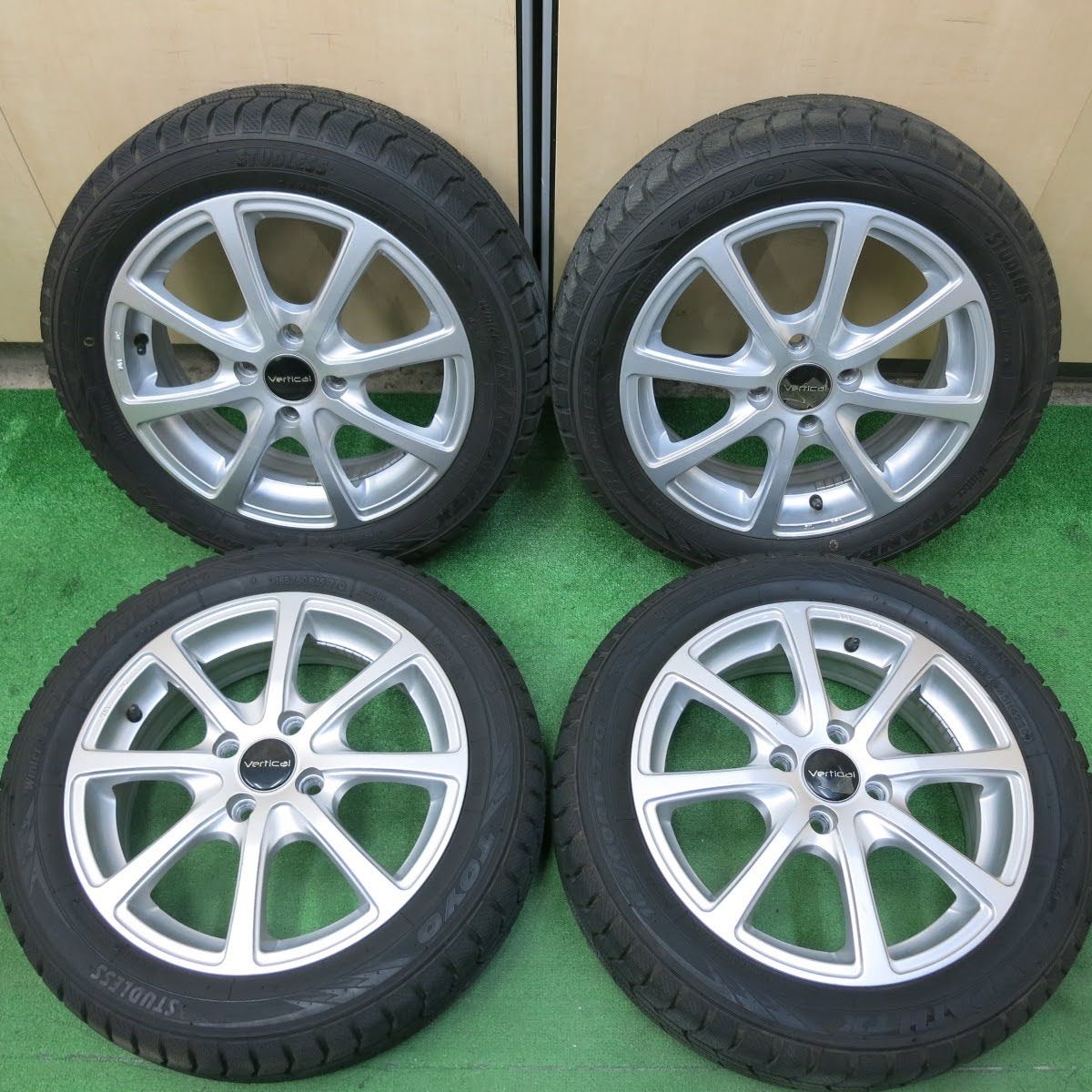 送料無料]バリ溝！20年！9.5分☆スタッドレス 165/60R15 トーヨー