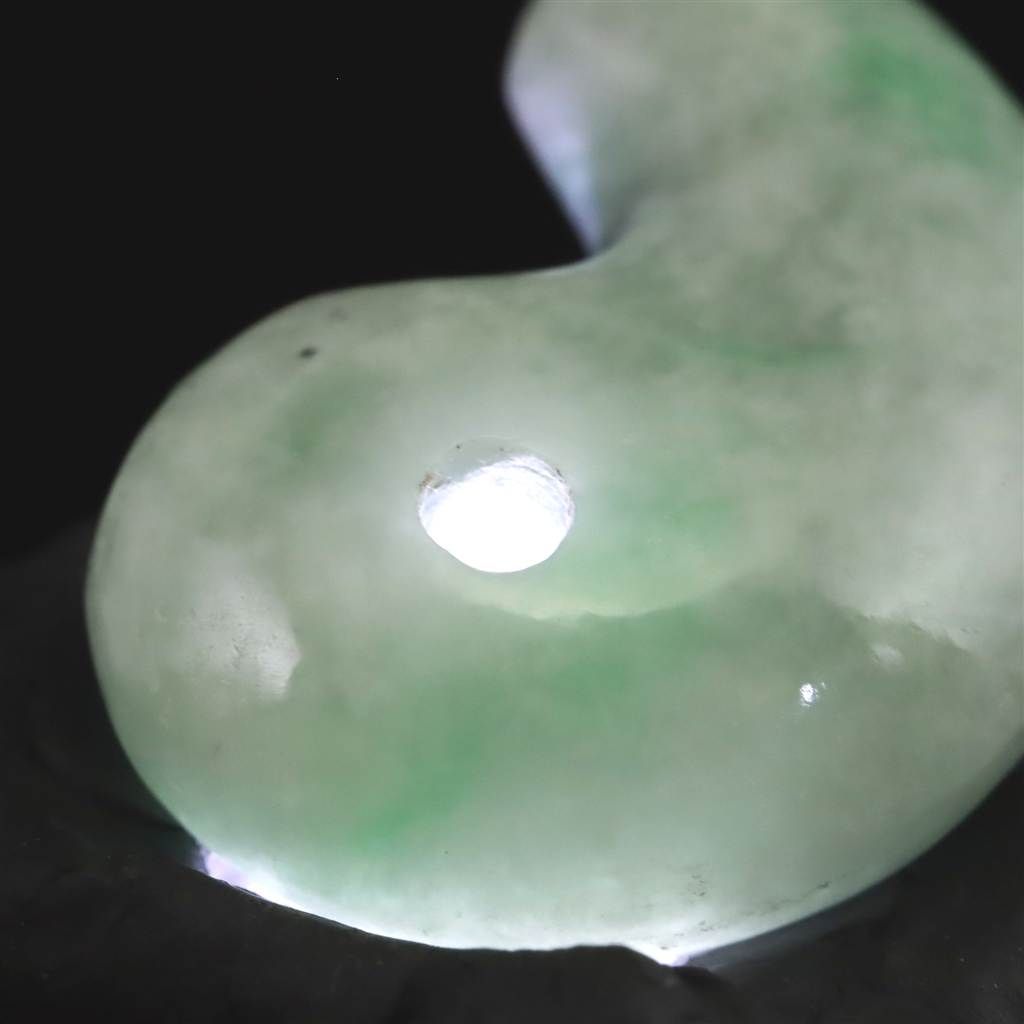 糸魚川翡翠‼️小滝産地‼️勾玉‼️大変に美しい柄‼️希少‼️破格出品‼️送料無料‼️ 糸魚川翡翠 ヒスイ 小滝産 薄緑 32mm勾玉 ディレクトリカード付