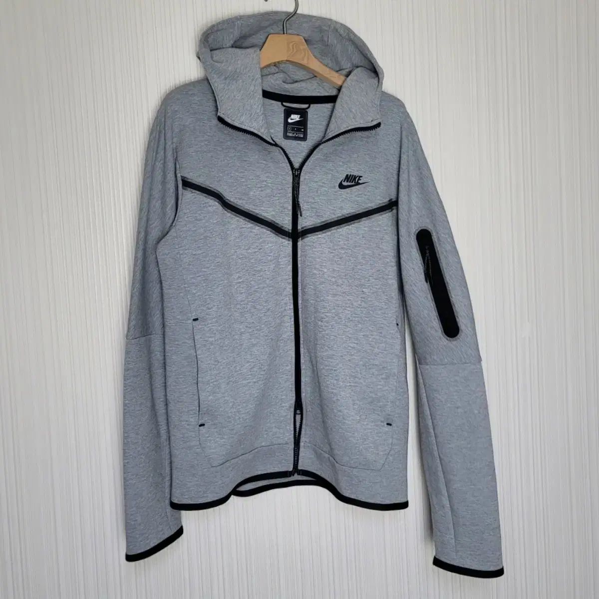 ナイキ】テック フリース フルジップ パーカーは、フード立ちがきれい