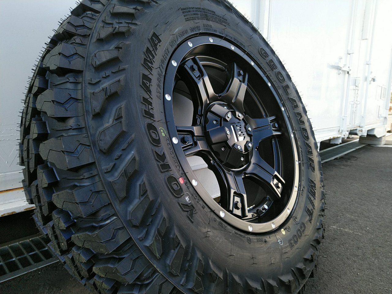 サーフ プラド ハイラックス FJクルーザー タイヤホイールセット ヨコハマ ジオランダー M/T 265/65R17 265/70R17  285/70R17 OutLaw 17インチ 新品4本セット - メルカリ