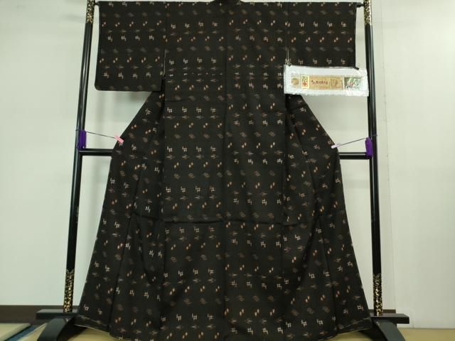 平和屋本店 上 国指定重要無形文化財 本場久米島紬 新垣ヨシ作 手織 草木染 泥染 証紙付き ♥ DZAB1022kh5