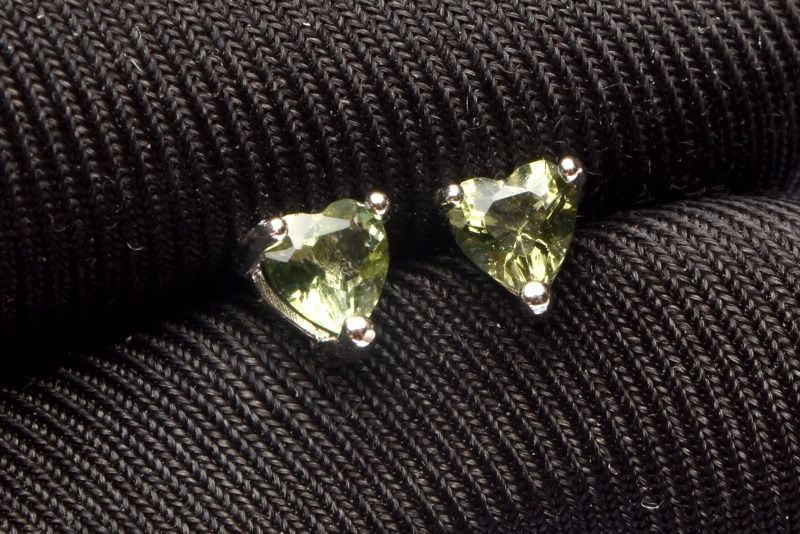 シルバー925希少高品質 モルダバイト 4x4mm ハート ピアス パワーストーン 天然石 _PRG1917