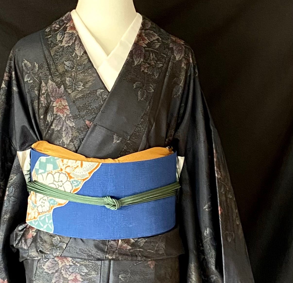 花模様の大島紬〉SALE 黒に近い濃紺 シンプル 織り出し トール 美品