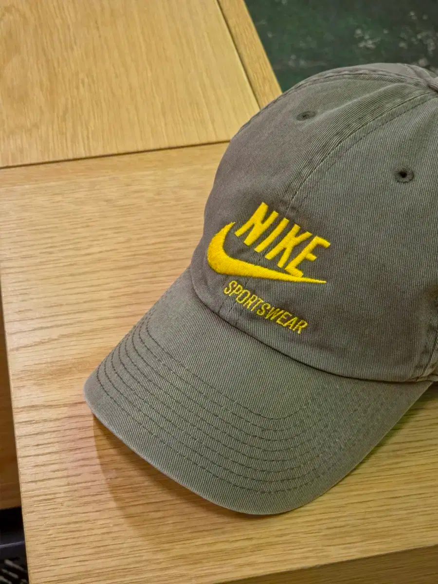 NIKE