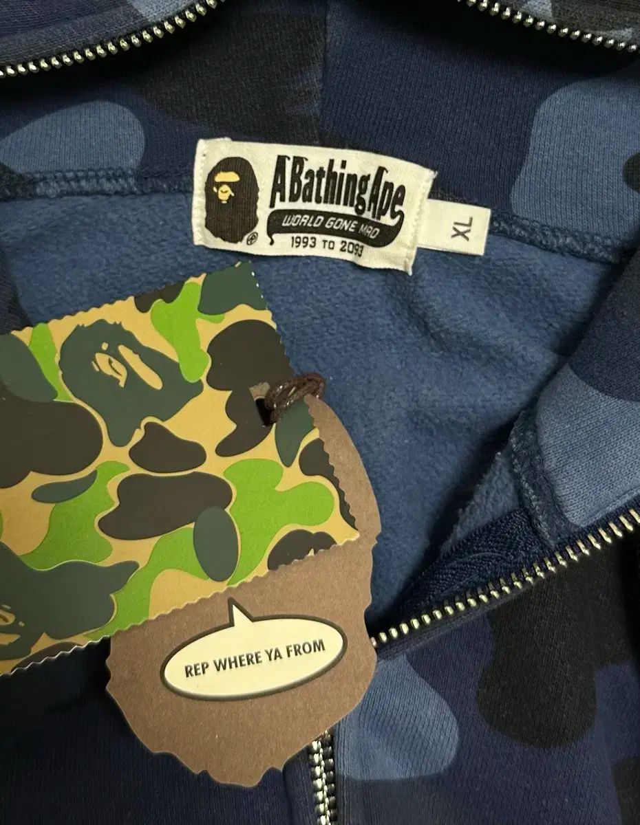 【入手困難】アベイシングエイプ　中綿ポリエステルジャケット　フードシャーク　刺繍 A BATHING APE(アベイシングエイプ) シャークナイロンジャケット