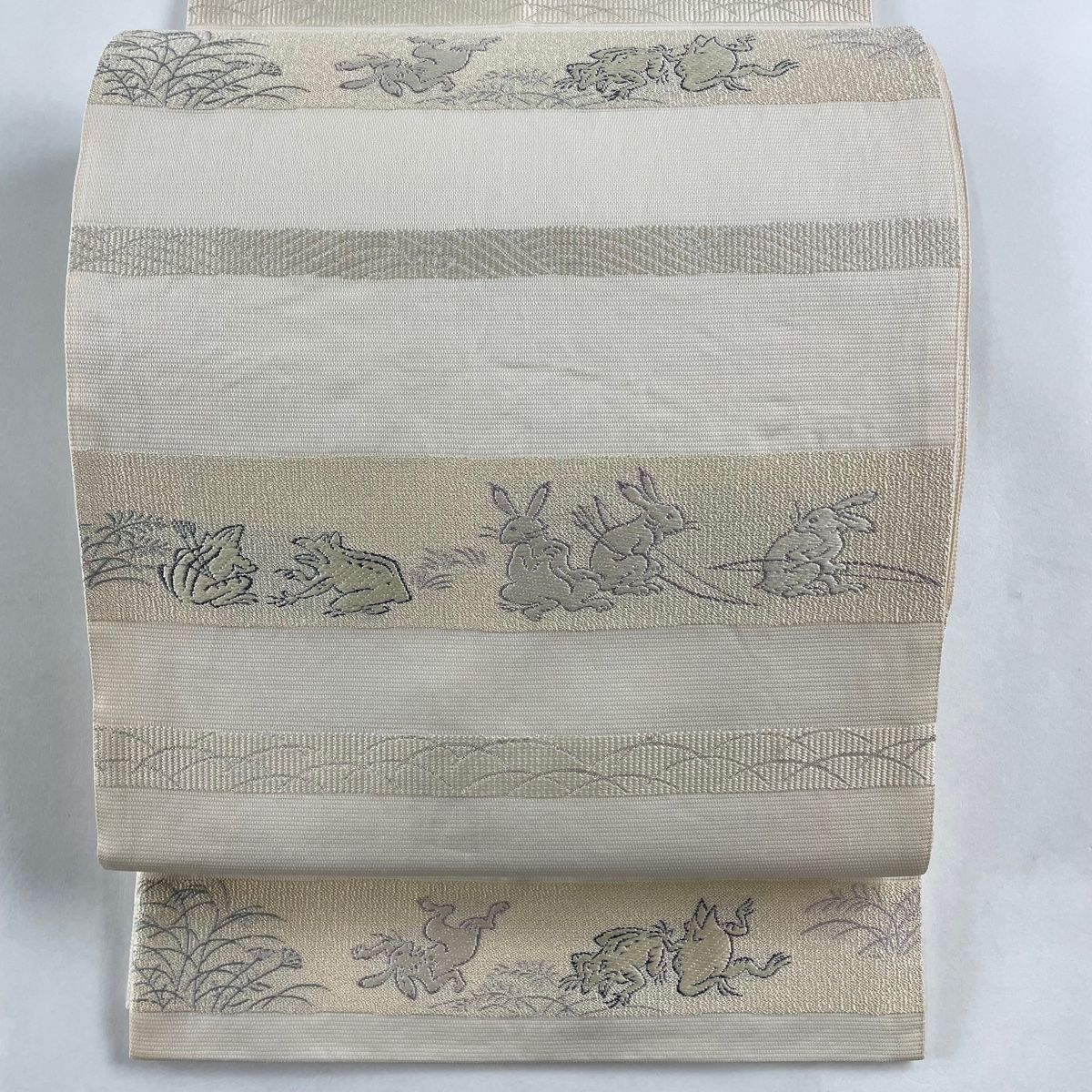 袋帯 秀品 夏帯 絽 段縞 鳥獣戯画 刺繍 クリーム 六通 正絹
