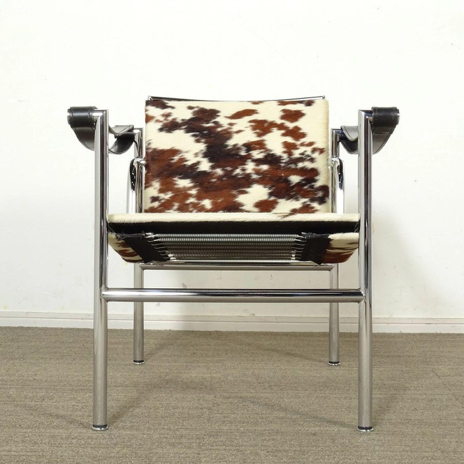 ◾︎SELUNO◾︎ 展示 Cassina カッシーナ LC1 スリングチェア | 仔牛毛皮 白黒茶混 78万 v702