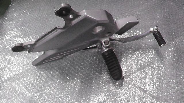 GSR250F　LC6GJ55D001112xxx　の　ステップ右　ブレーキ　傷:#1740102115