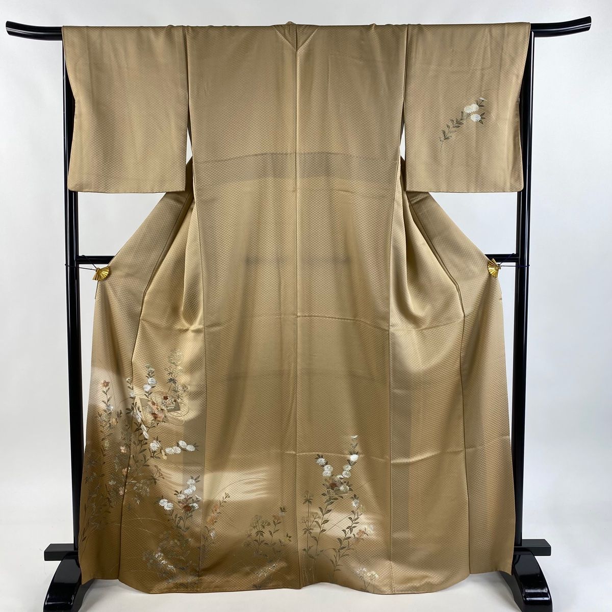 付下げ 身丈168cm 裄丈66.5cm M 袷 扇 菊 刺繍 金銀彩 薄茶色 正絹 秀品