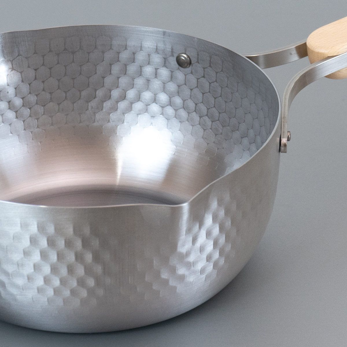 雪平鍋 18cm IH対応 enzo ステンレス製 ガス火対応 行平鍋 片手鍋 調理器具 エンゾウ 18センチ 鍋 なべ ゆきひら鍋 ユキヒラ鍋 ステンレス鍋 目盛り付き 木製ハンドル 鎚目模様 軽量