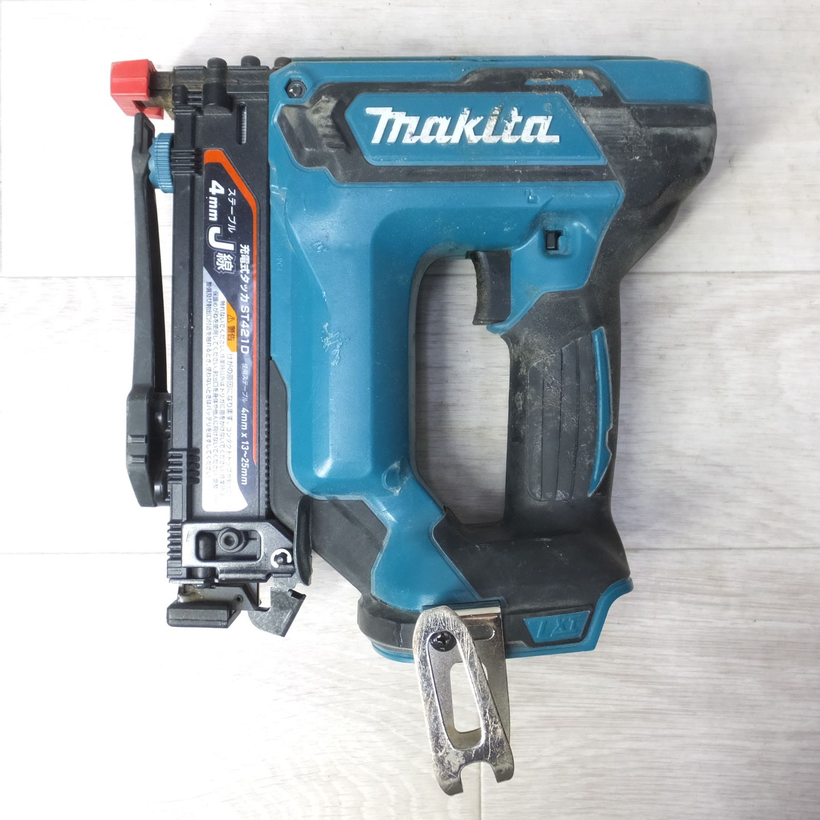 送料無料] ◇マキタ 充電式 タッカ ST421D 18V J線 4mm 本体