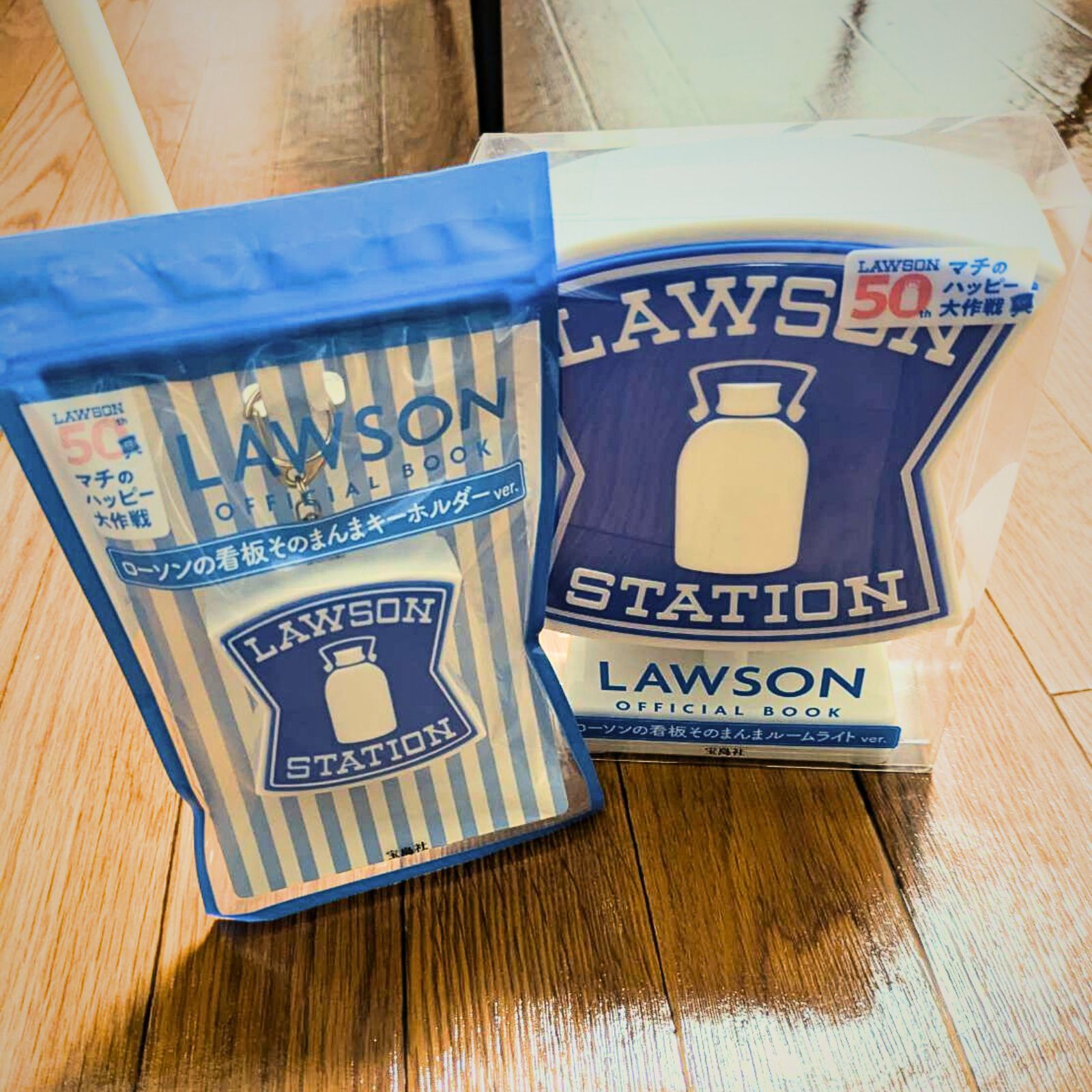 ★新品・未開封★LAWSON50周年記念の2点セット　ルームライト、キーホルダー ローソン50周年記念グッズ 看板ルームライトx2 キーホルダーx1 3