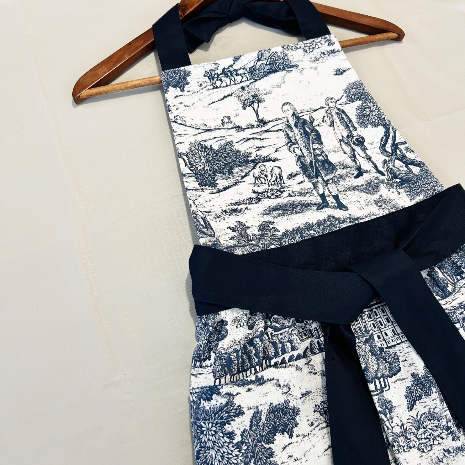 トワルドジュイのエプロンです。 トワルドジュイのエプロンです。