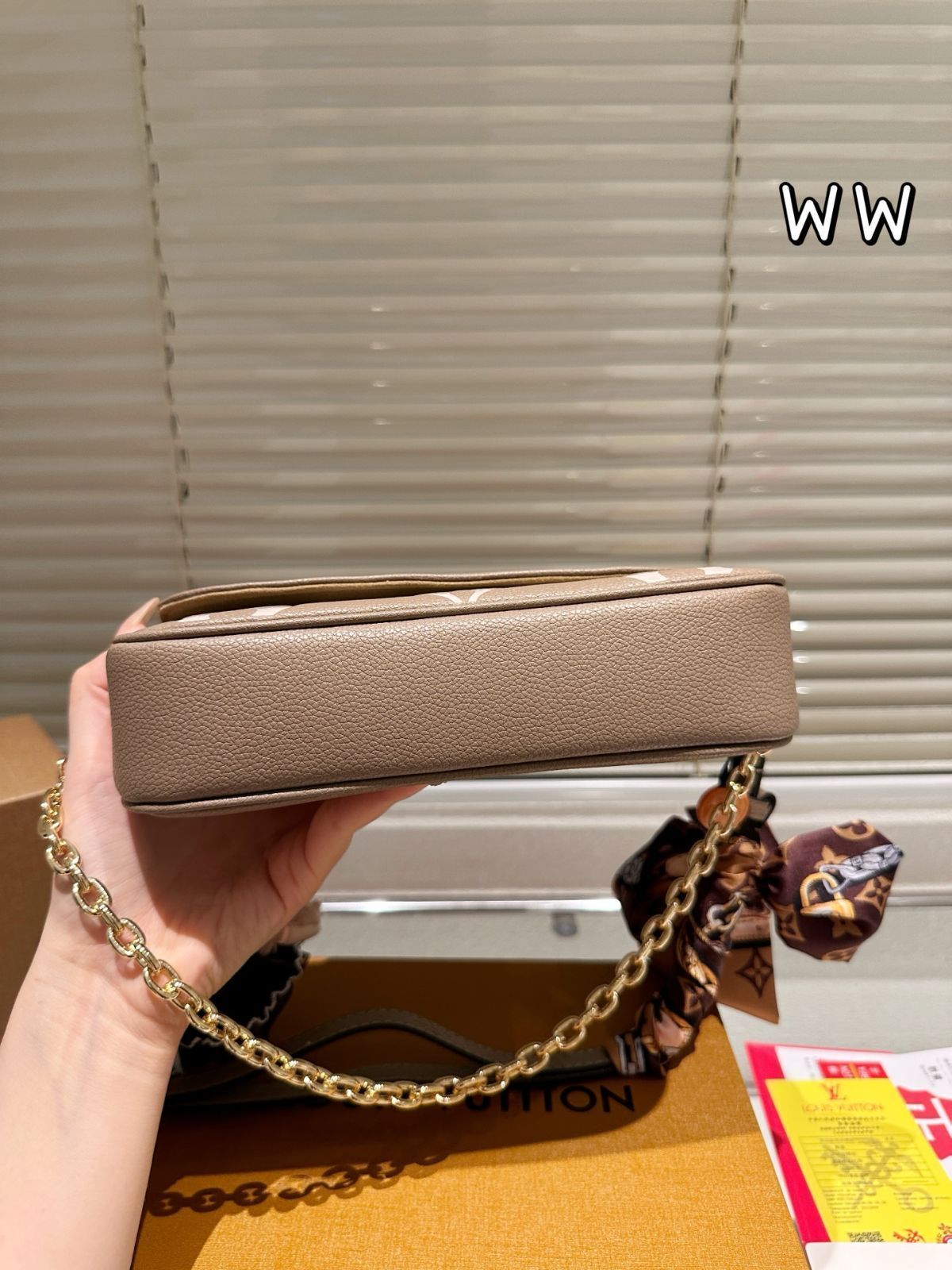 ギフトに最適！！【LOUIS VUITTON】オンリーLVミニコンフィ 今日特価】LV WALLET ON CHAIN IVY アームバッグ 22×13cm