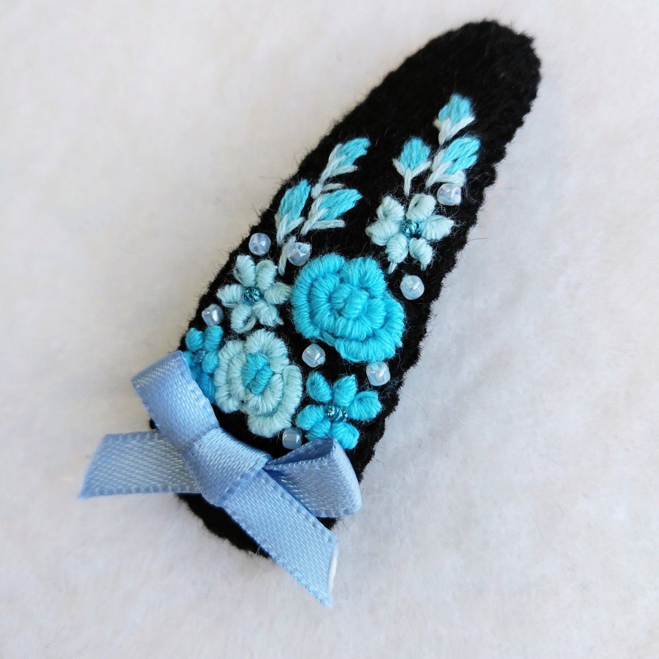 ピンクバラ刺繍♡5センチフェルトパッチンピン ピンクバラ刺繍♡5センチフェルトパッチンピン 簡単 秋 フェルト 手作り