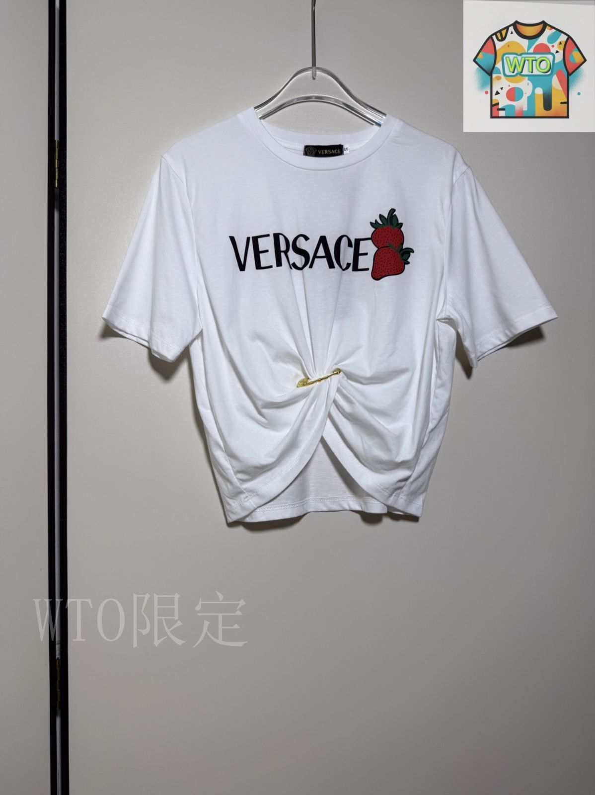 Tシャツ・カットソー VERSACE 'Strawberry patch' T-shirt 今日特価】VERSACE Strawberry Print Logo Pin-Embellished Crop