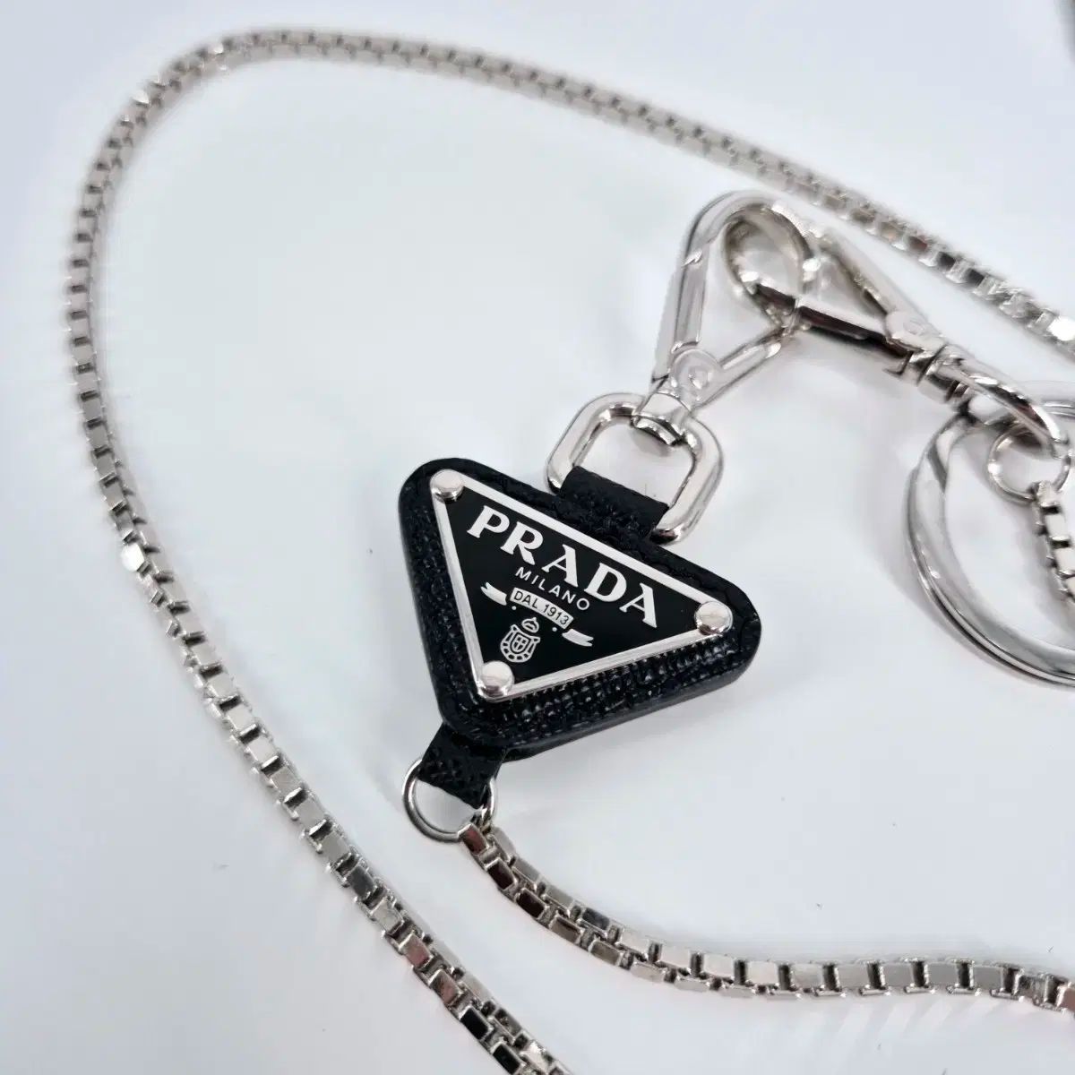 【現行品・未使用級美品✨】PRADA メタル キーリング トライアングルロゴ PRADA - PRADA プラダ トライアングルロゴ キーホルダー
