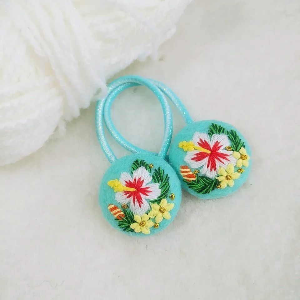 白ハイビスカス刺繍ヘアゴム2点セット - メルカリ