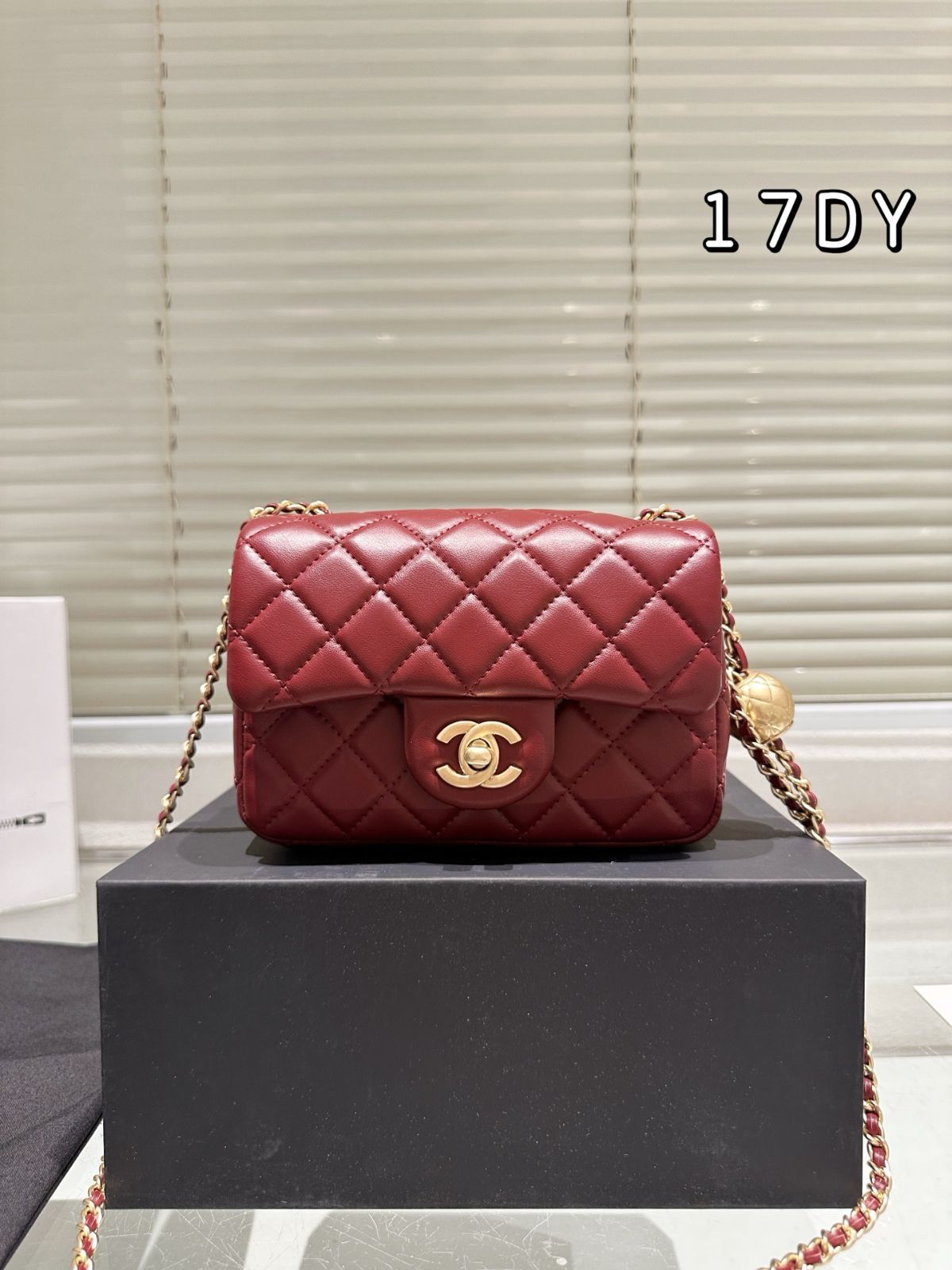CHANEL 2025年新作 ゴールドボール スクエアミニバッグ