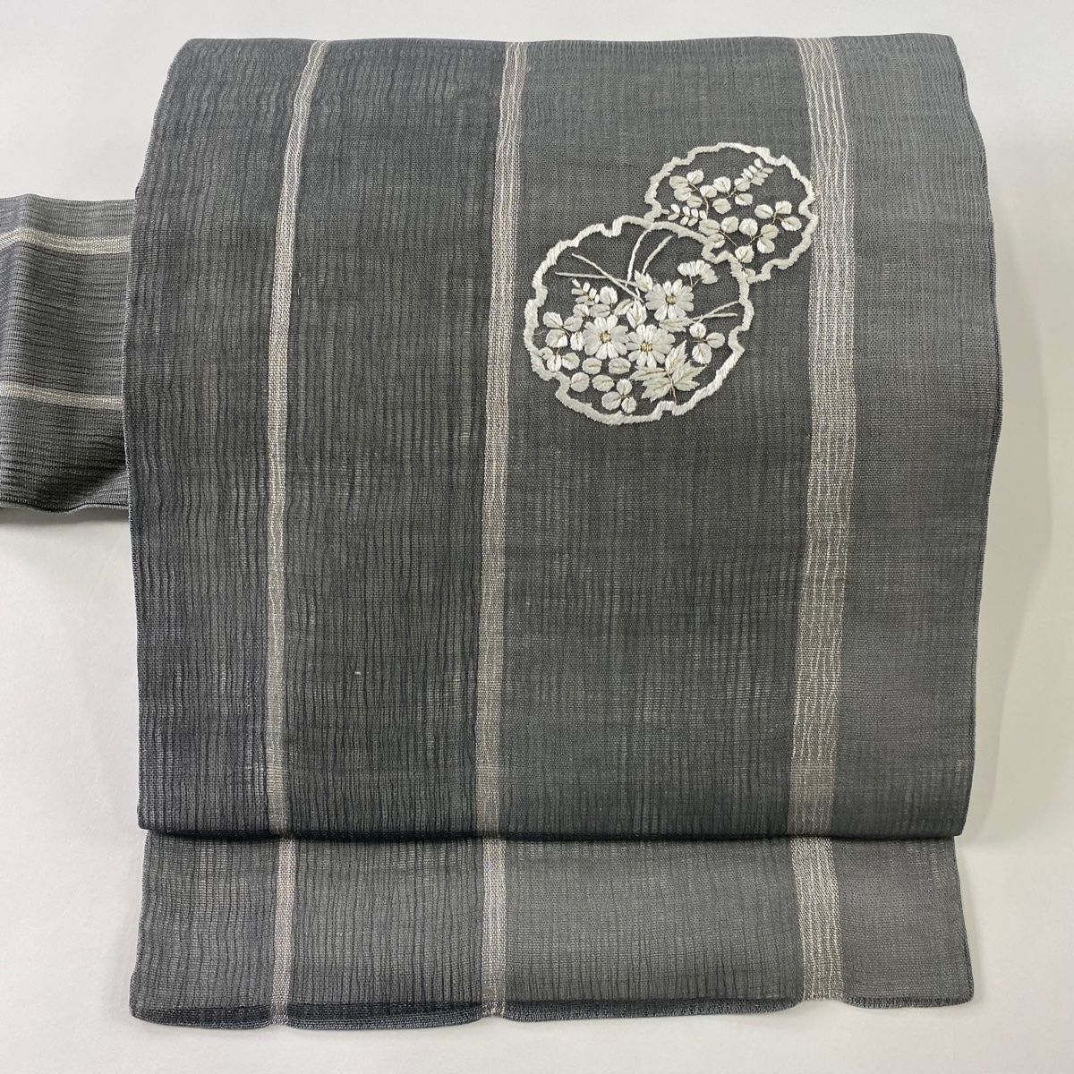 名古屋帯 秀品 夏帯 雪輪 草花 刺繍 金銀糸 灰色 正絹 【中古