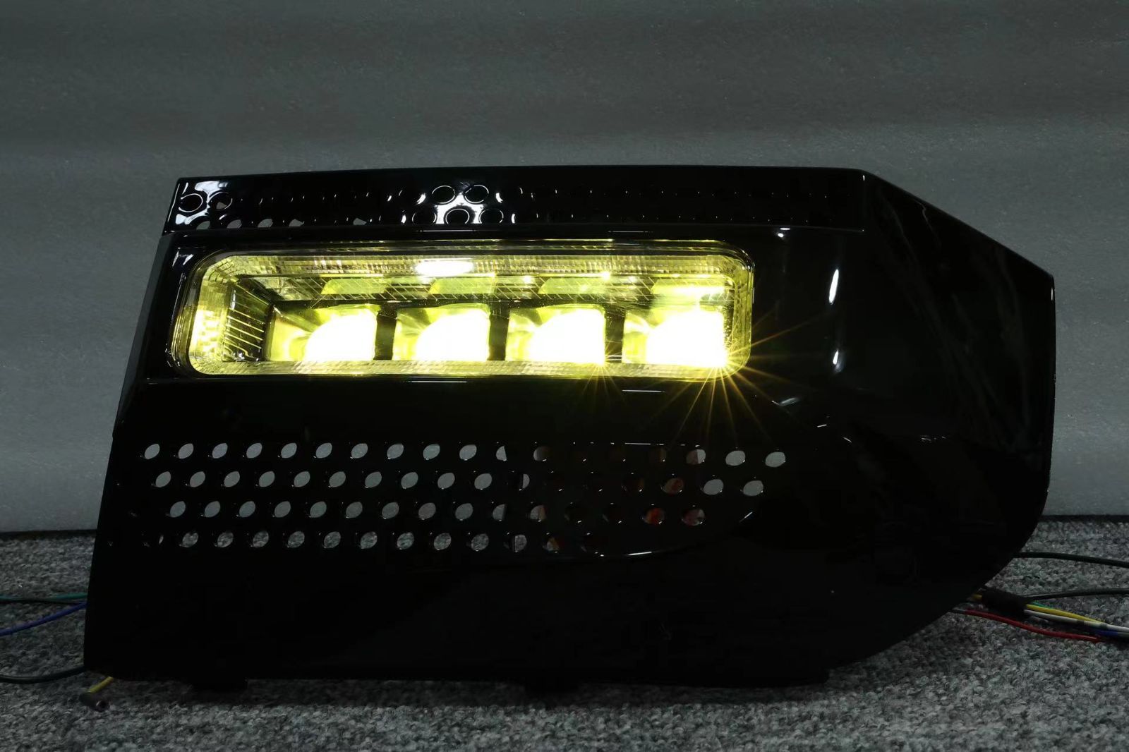 ランドローバー ディフェンダー 20-25年対応 黄金目 LED