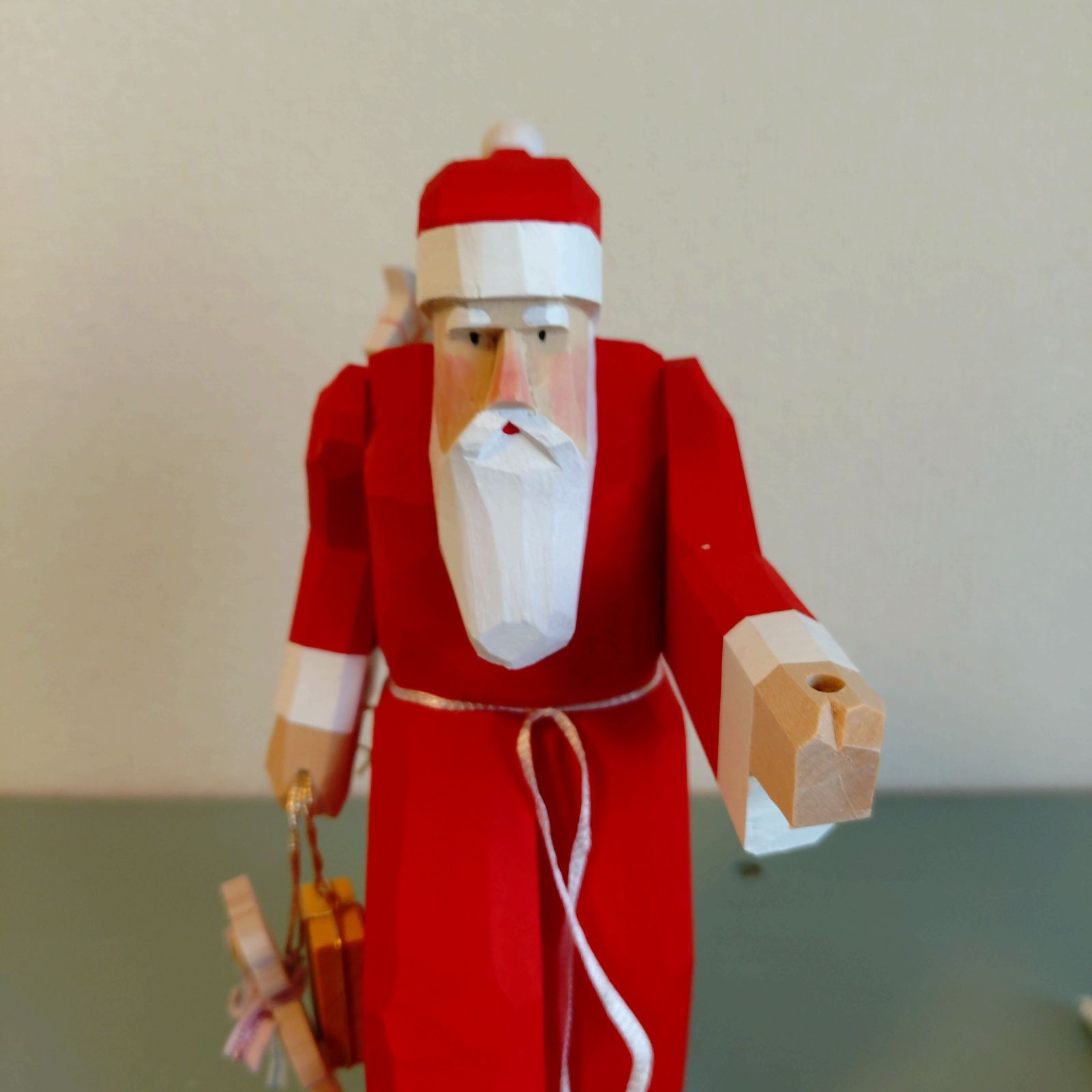 もみの木とプレゼントを持つサンタ ドイツ工芸品 木製 木彫り 手彫り