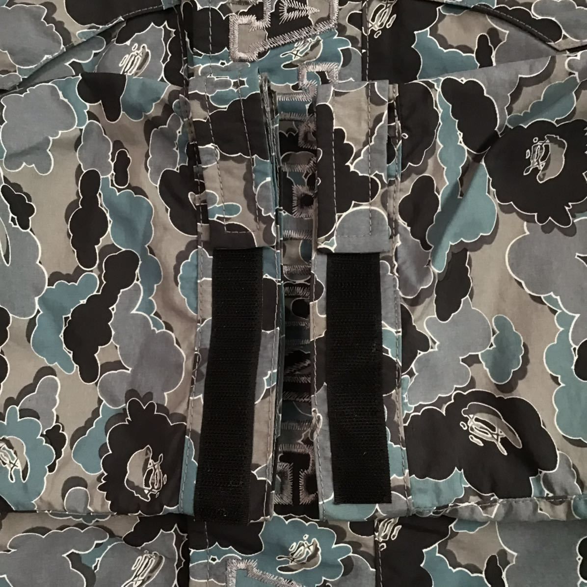 APE BAPE KAWS ツリーカモ　迷彩　スノボジャケット　パーカー　L APE BAPE KAWS ツリーカモ迷彩スノボジャケットパーカーL