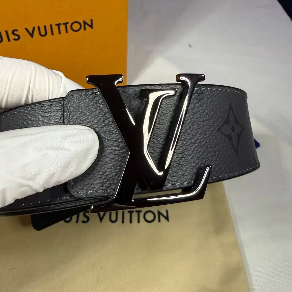 Louis Vuitton LV イニシャル 40 mm リバーシブル モノグラム エクリプス リバース ベルト