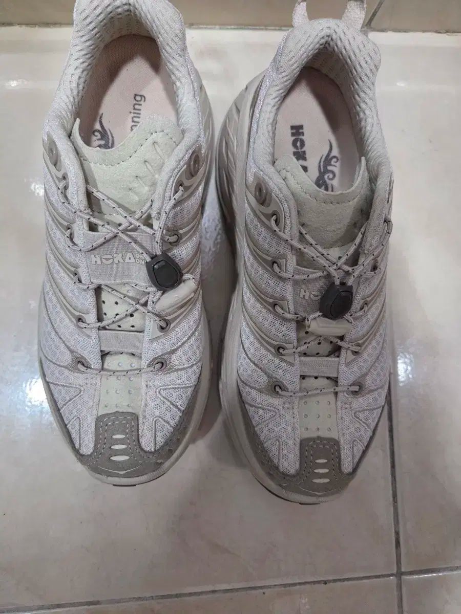 ONE ホカオネオネ