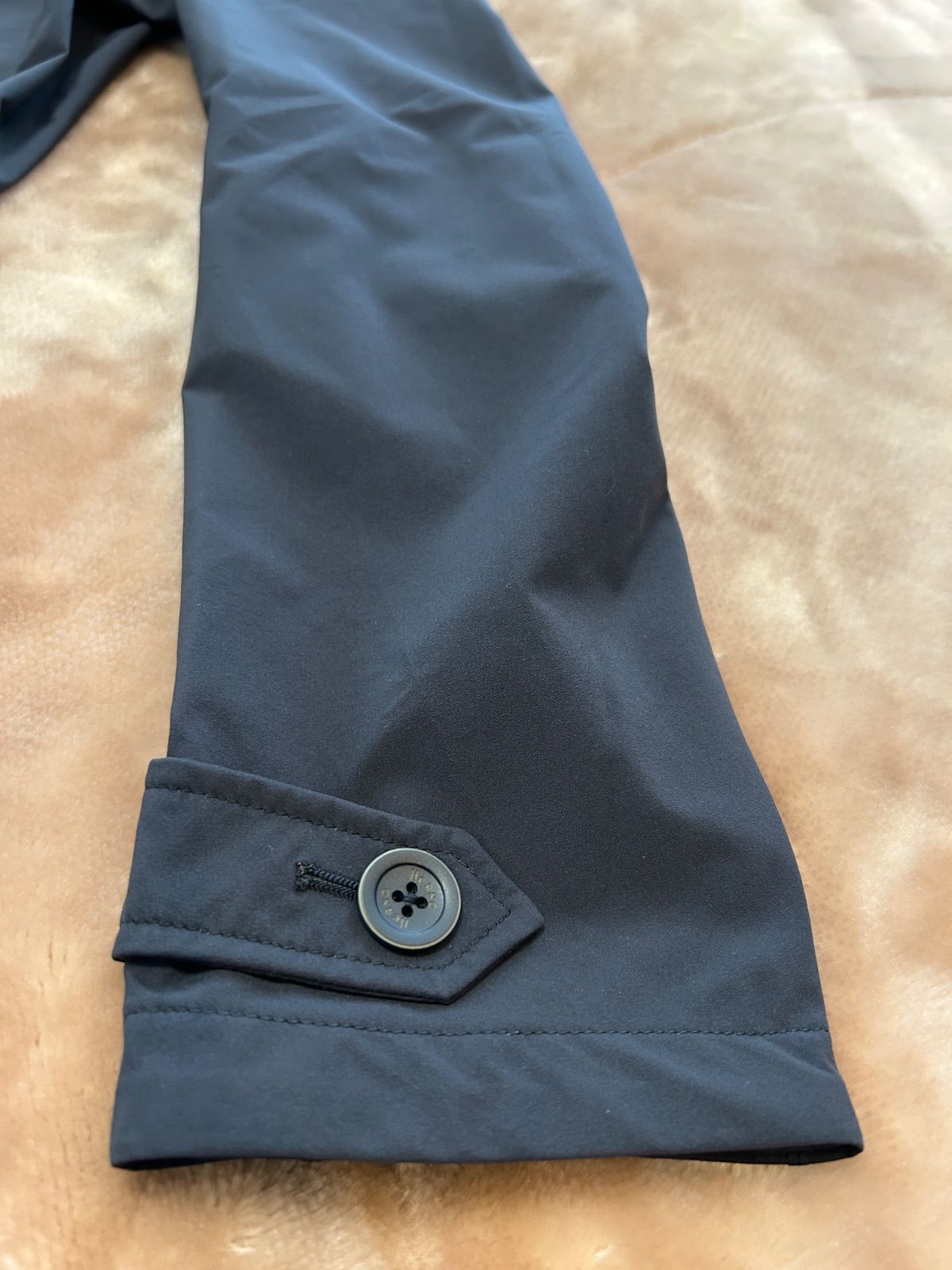 美品Herno® ヘルノメンズコート ナイロンコート ステインカラーコート ジャケット cort アウター 冬服 秋服 春服 薄手コートNAVYネイビー紺色系サイズ48 肩幅43身幅51袖丈65着丈79製品タグ類 ボタン×4 美品Herno® ヘルノメンズコート ナイロンコート ステインカラーコート