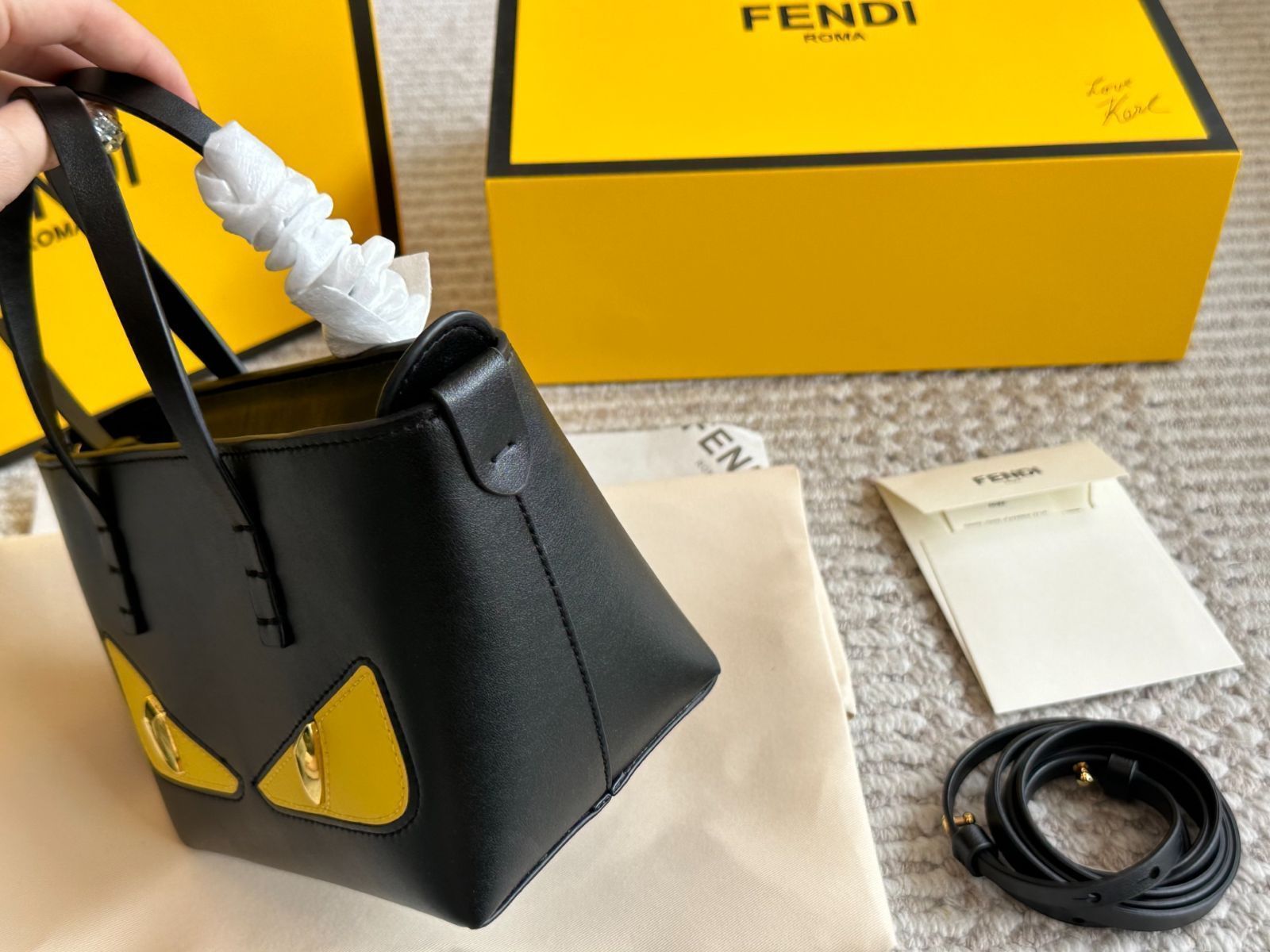 在庫1点☆すぐ届く FENDI トートバッグ 国内発 すぐ届くFENDI フェンディー ロゴ レザー トート (FENDI