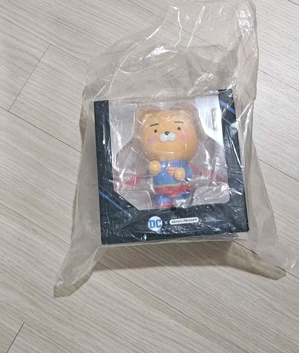 【雷市場（ポンジャン）商品韓国直送】 KAKAO FRIENDS(カカオフレンズ) スーパーマン RYAN(ライアン) フィギュア