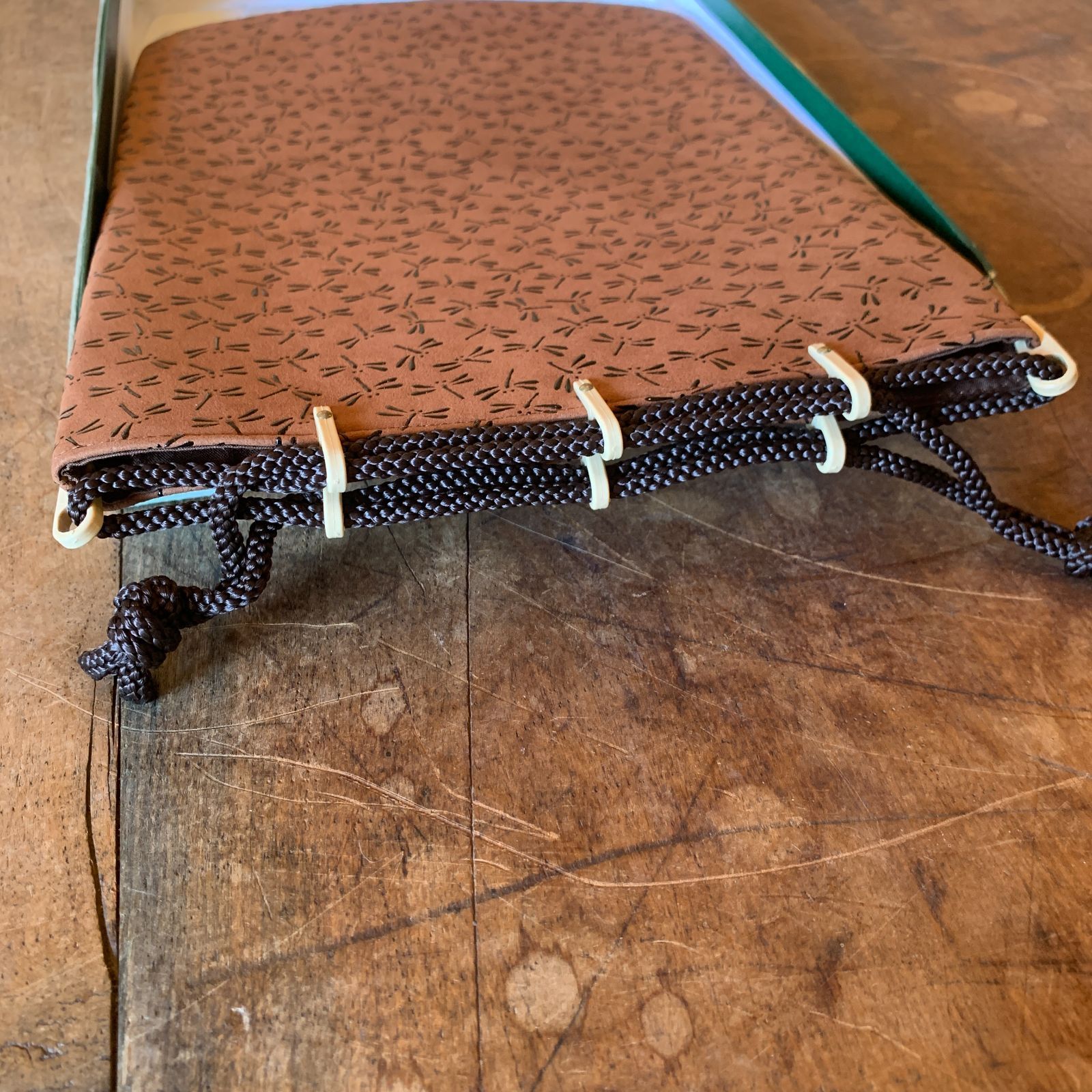 印傳屋謹製 印伝の巾着バッグ　トンボ柄 (黒) 印傳屋謹製 印伝の巾着バッグ トンボ柄 (黒) 印傳屋] 印伝 合切