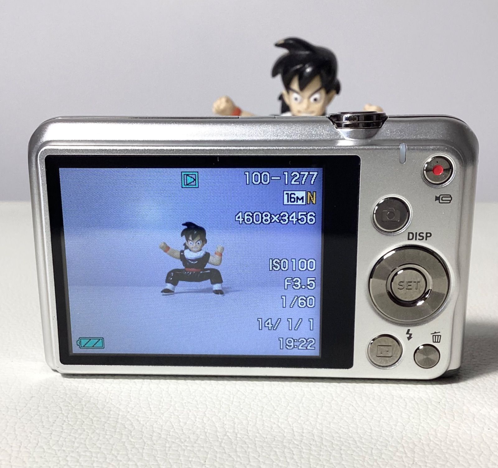 CASIO EXILIM EX-Z880 デジカメ シルバー【美品】 - メルカリ