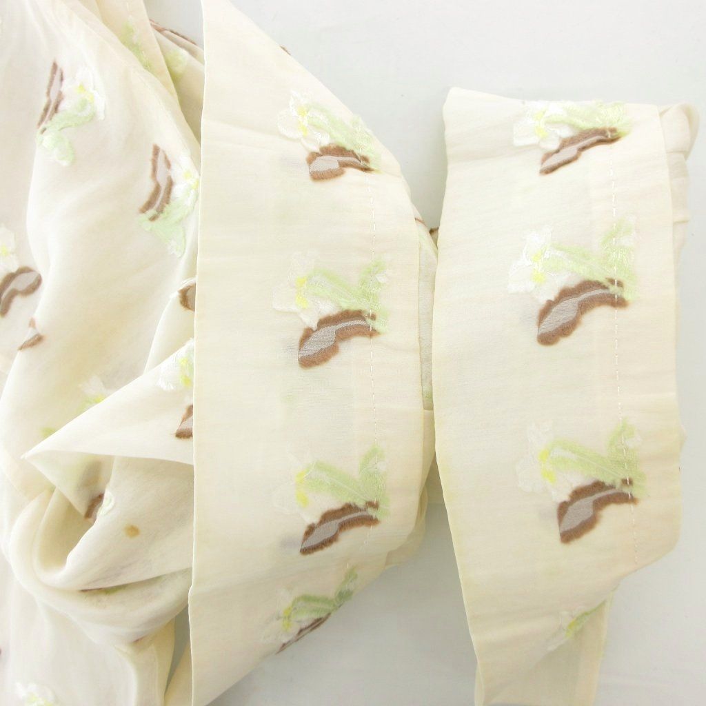 ベージュ 花刺繍