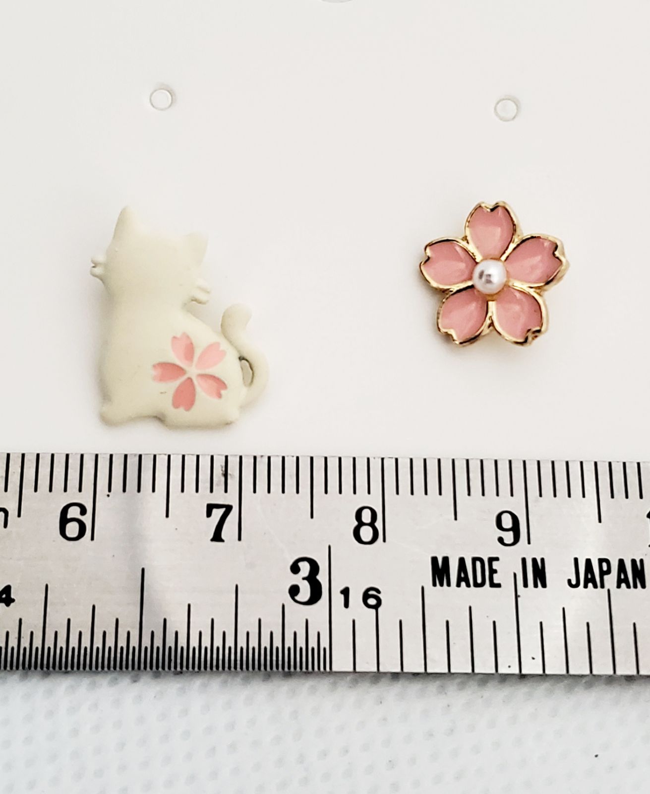韓国発 小さな白猫と桜のピアス 左右非対称 - メルカリ