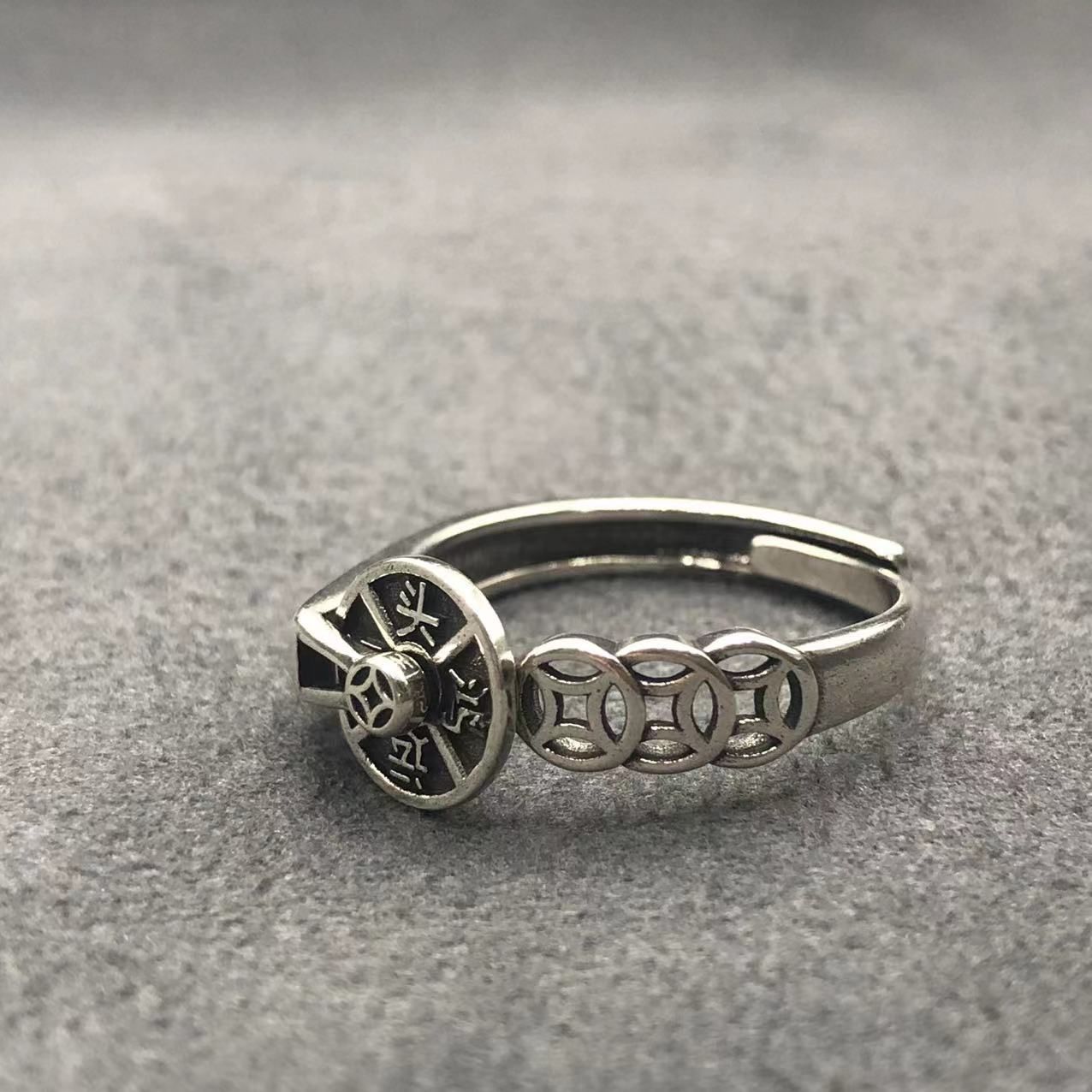 タイシルバー風 ヴィンテージコインモチーフ 回転式オープンリング メンズ 新作デザイン 個性派 シルバーアクセサリー 指輪 楽天市場】指輪  オープンリング メンズ 男性 アクセサリー ファッションリング ねじり シルバーカラー カジュアル シンプル お洒落 かっこいい ...