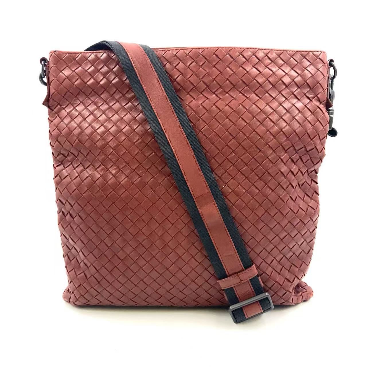 BOTTEGA VENETA イントレチャート レザー レッド ショルダーバッグ  
