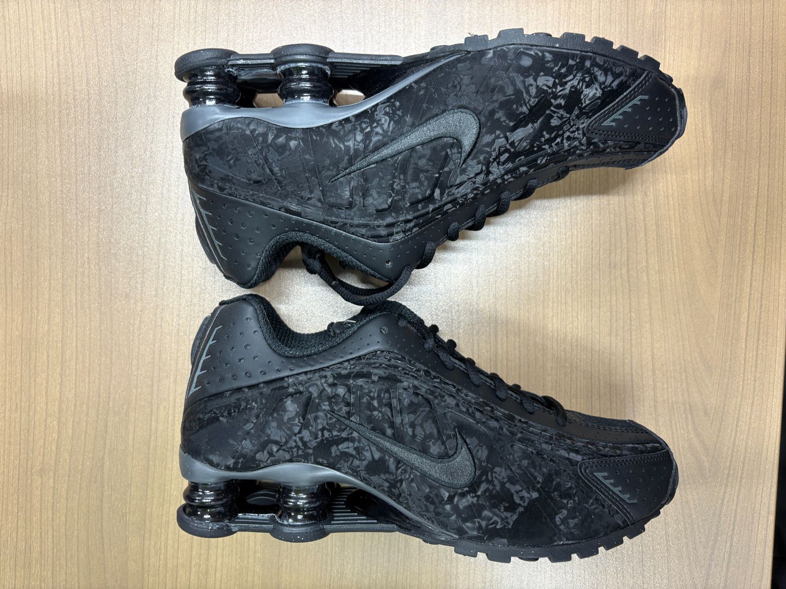 【新品】Nike SHOX R4 ブラックフローラル 24cm Nike Women's Shox R4 