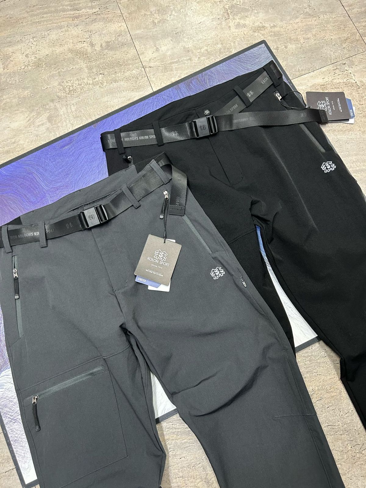 アウトドア用の撥水性能のあるスポーツ長パンツ