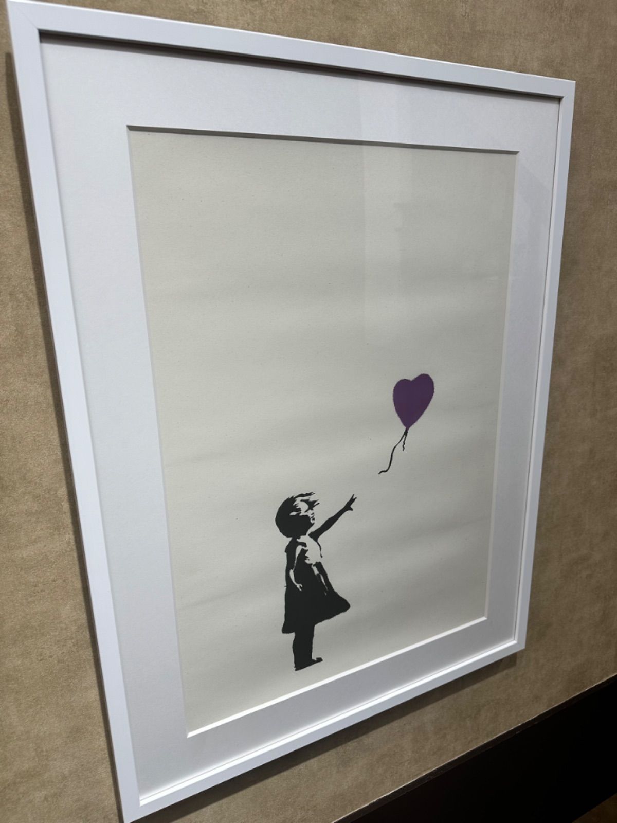 額装品】【真作】【額付】バンクシー Banksy 「GIRLWITHBALLOON(purple)」「風船と少女」 シルクスクリーン WCP  BANKSY COPY - メルカリ