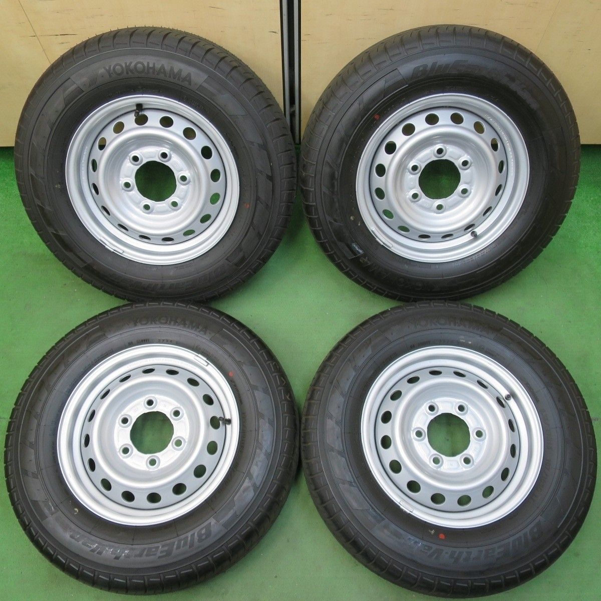 新車外し 24年 日産 キャラバン 純正 スチール 195|80R15 107|105Q ヨコハマ BluEarth-Van RY55 PCD139.7|6H 5040404イノ