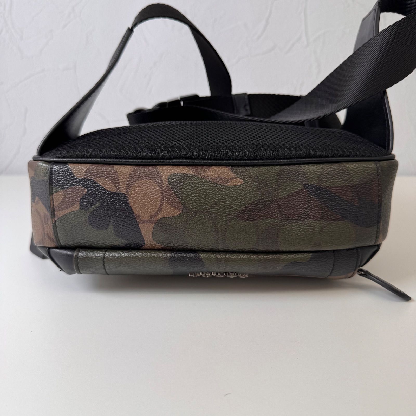 【希少・美品】　COACHコーチ　カモフラ　ウエストバッグ　ボディバッグ　保存袋 希少 カモフラ柄 コーチ COACH ボディバッグ 斜め掛けの2WAY仕様
