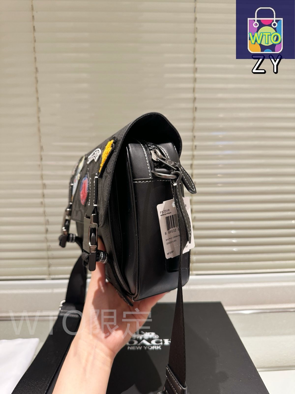 COACH ロゴ入りバッグ 今日特価】Coach コーチ Track ポストマンバッグ ディズニー