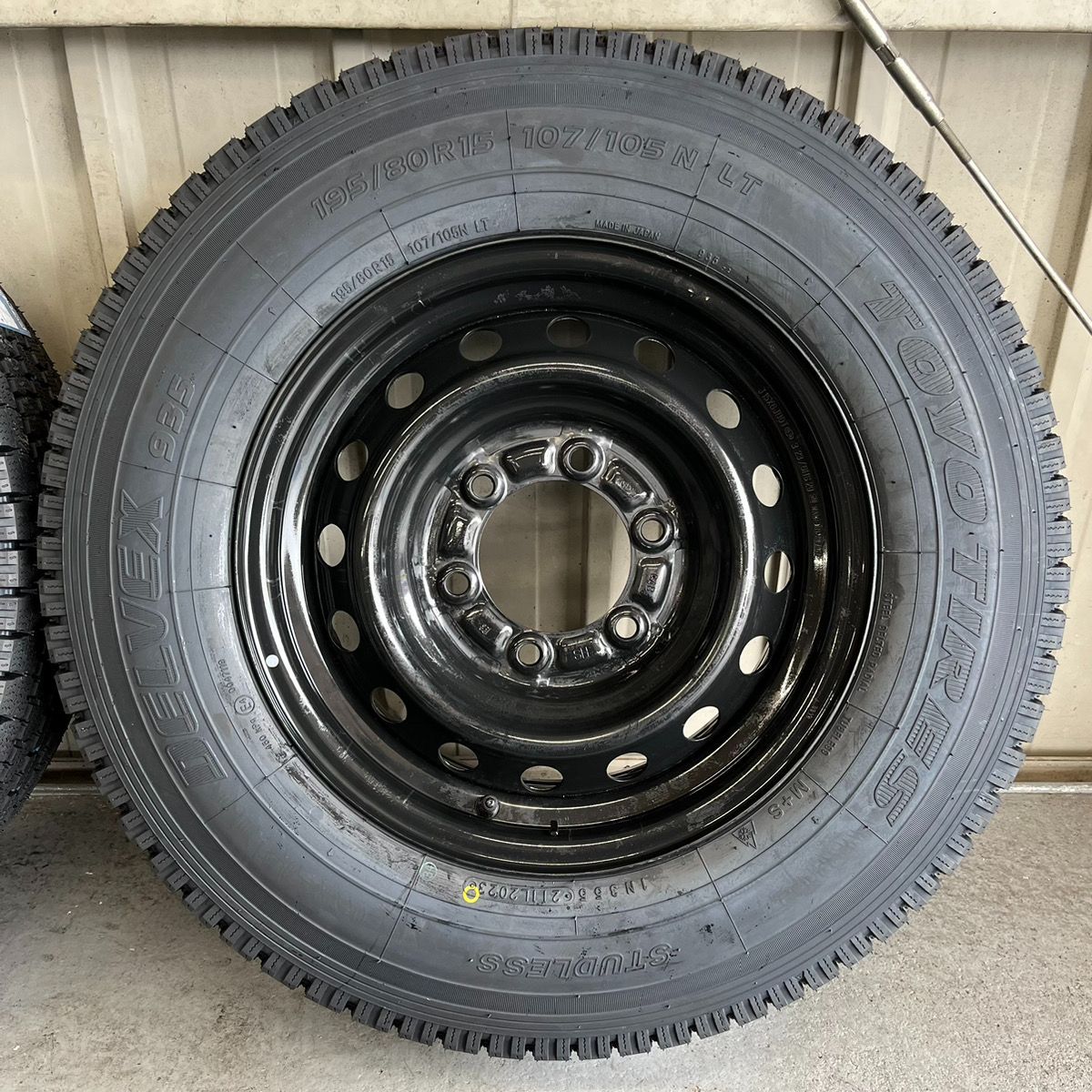 国内正規品】新品タイヤ 195/80R15 107/105N TOYO トーヨー DELVEX 935 中古ホイール トヨタ ハイエース純正スチール  スタッドレス タイヤ タイヤホイールセット 2023年製造 ハイエース 【在庫品】 - メルカリ