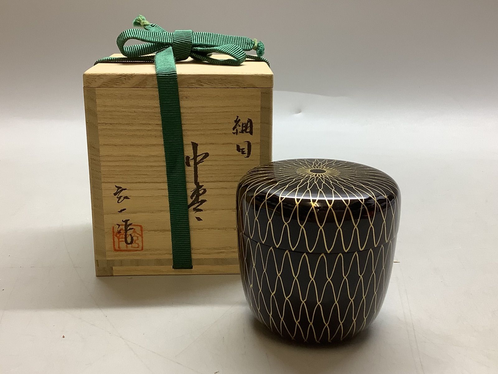 茶道具　黒漆　松文　中棗　在銘　共箱　V　5796 茶道具 黒漆 松文 中棗 在銘 共箱 V 5796